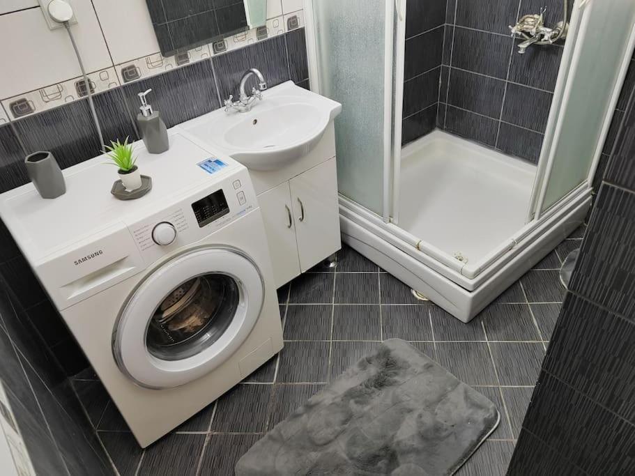 City Sqare Apartment Verde Скопие Екстериор снимка